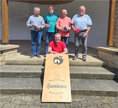 Jeden Montag treffen sich die fünf Männer und spielen zwei Stunden „Cornhole“
