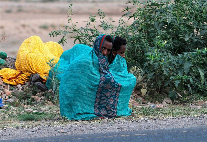 Jedes Jahr durchqueren schätzungsweise tausende Äthiopier Somalia, Dschibuti, das Rote Meer und den Indischen Ozean in Richtung der arabischen Halbinsel und sind dabei auf der Suche nach besseren wirtschaftlichen Möglichkeiten dem Missbrauch von Schleusern ausgesetzt
