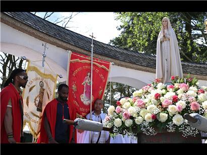 Pilger besuchen die Heilige Frau von Fatima in Wiltz bei jährlicher religiöser Wallfahrt