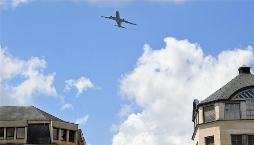 Jedes Jahr spielt sich ein kurzer Teil der Militärparade in luftiger Höhe ab – w...