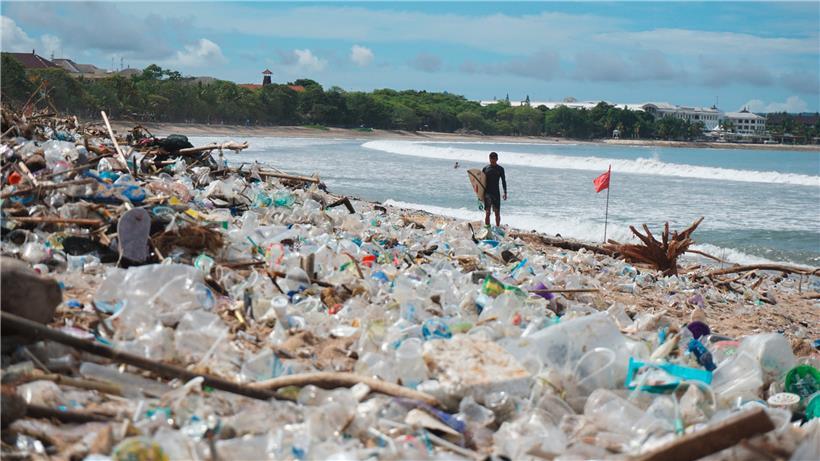 Jedes Jahr wird Müll an die Küsten der beliebten indonesischen Urlaubsinsel geschwemmt – doch in diesem Jahr ist es besonders schlimm
