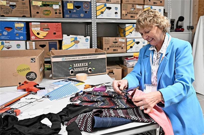 Jedes einzelne Kleidungsstück muss überprüft werden