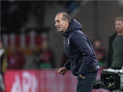 Porträt von Jeff Strasser, ehemaliger Fußballspieler und aktueller Fußballtrainer, vor neutralem Hintergrund