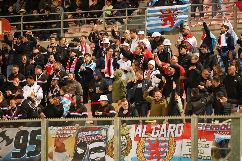 Jeff Strasser bedankt sich herzlich bei jubelnden Fans nach dem Spiel