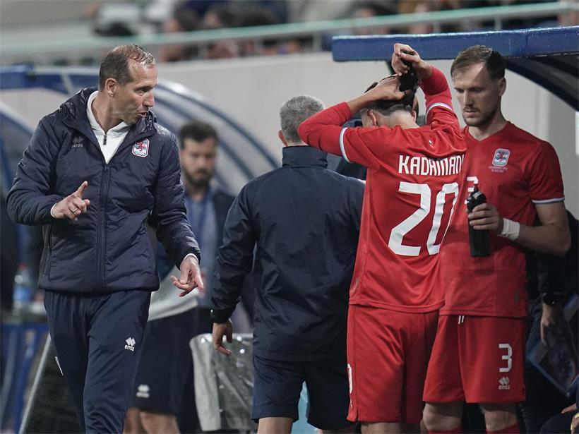 Jeff Strasser wechselt den jungen Fußballer Hamza Kadamami beim Spiel ein, Trainer und Nachwuchsförderung im Fokus