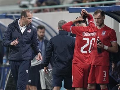 Jeff Strasser wechselt den jungen Fußballer Hamza Kadamami beim Spiel ein, Trainer und Nachwuchsförderung im Fokus