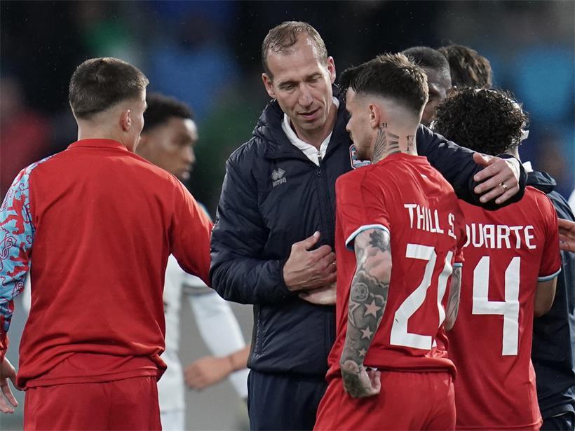 Jeff Strasser trainiert seine Mannschaft intensiv zur Vorbereitung auf die Nations League Fußballspiele