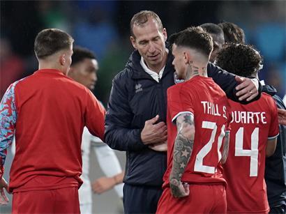 Jeff Strasser trainiert seine Mannschaft intensiv zur Vorbereitung auf die Nations League Fußballspiele