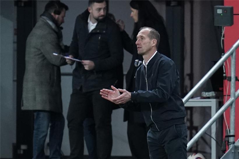 Jeff Strasser muss seinen Spielern vor den letzten beiden Partien Mut machen
