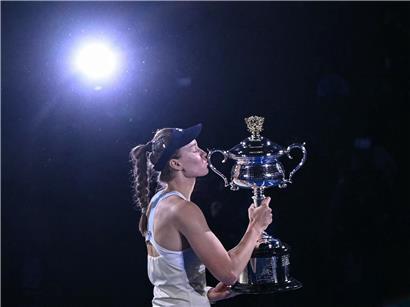 Jelena Rybakina feiert ihren ersten Turniersieg beim Tennis-Turnier in Melbourne