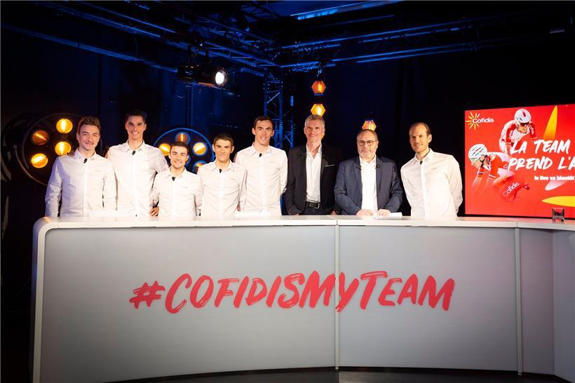 Jempy Drucker (ganz rechts) bei der digitalen Präsentation seines Teams mit Elia Viviani, Anthony Perez, Rémy Rochas, Guillaume Martin, Christophe Laporte, Denis Brogniart und Thierry Vittu (von links nach rechts)  
