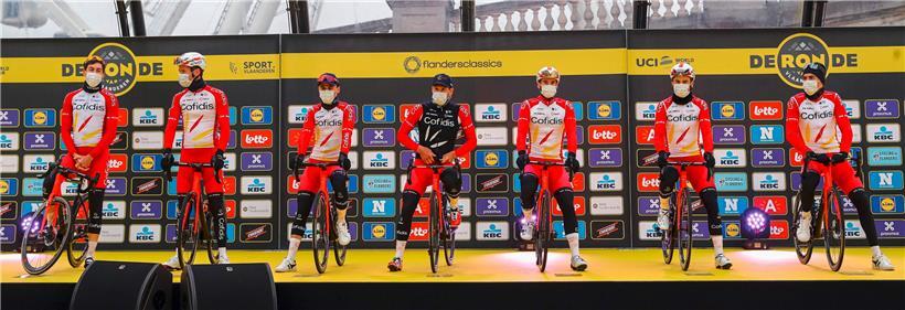 Jempy Drucker (in der schwarzen Jacke) startete am Sonntag mit seinem Team Cofidis
