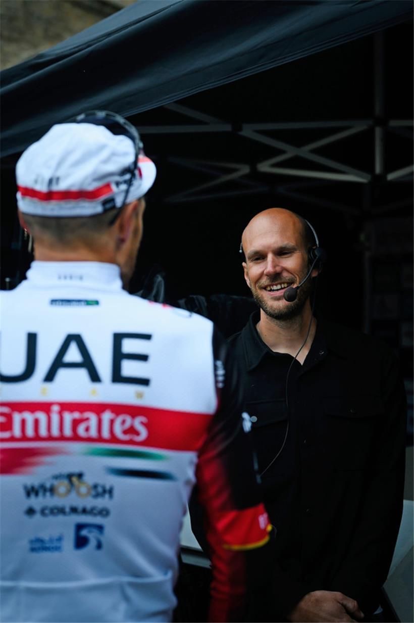 Jempy Drucker stellte den Radsportlern bei der Tour de Luxembourg nach der Etappe Fragen fürs TV
