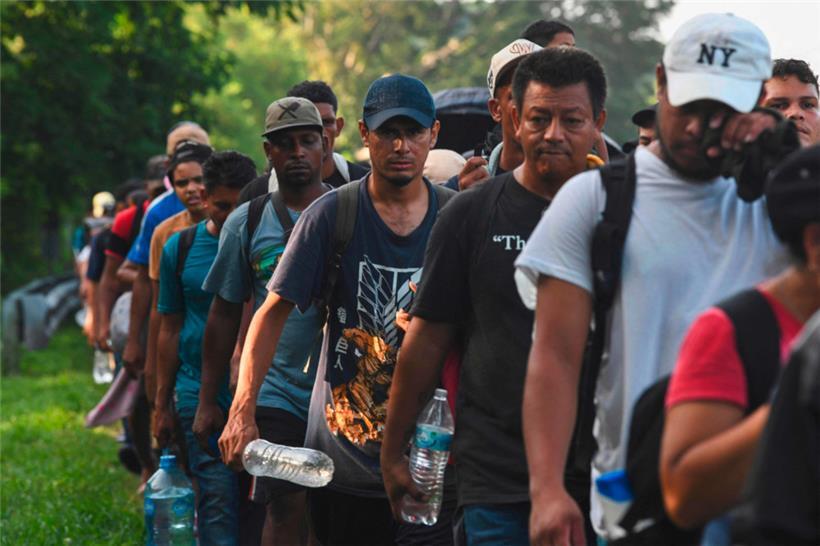 Jene, die sich in den lateinamerikanischen Staaten kein Flugzeug-Ticket nach Spanien leisten können, machen sich zu Fuß auf den Weg in die USA, um dort ihr Glück zu versuchen
