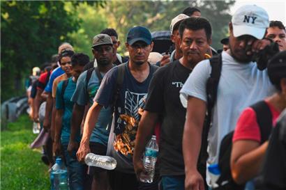 Jene, die sich in den lateinamerikanischen Staaten kein Flugzeug-Ticket nach Spanien leisten können, machen sich zu Fuß auf den Weg in die USA, um dort ihr Glück zu versuchen
