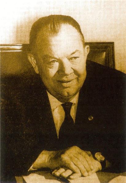 Jengy Fohrmann (1904-1973), député socialiste et bourgmestre de Dudelange, représente le principal porte-parole des victimes juives lors des débats au Parlement sur la loi concernant l’indemnisation des dommages de guerre en 1948. Photo des années 1950, dans sa fonction de directeur du Tageblatt (1953-1964).
