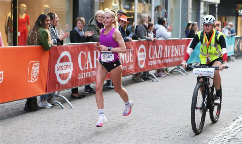 Jenny Gloden allein an der Spitze des Halbmarathonfeldes
