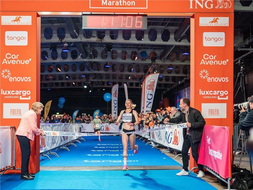 Jenny Gloden läuft mit erschöpftem Blick beim Halbmarathon in der Hauptstadt und erreicht persönliche Bestzeit trotz Schlafmangel