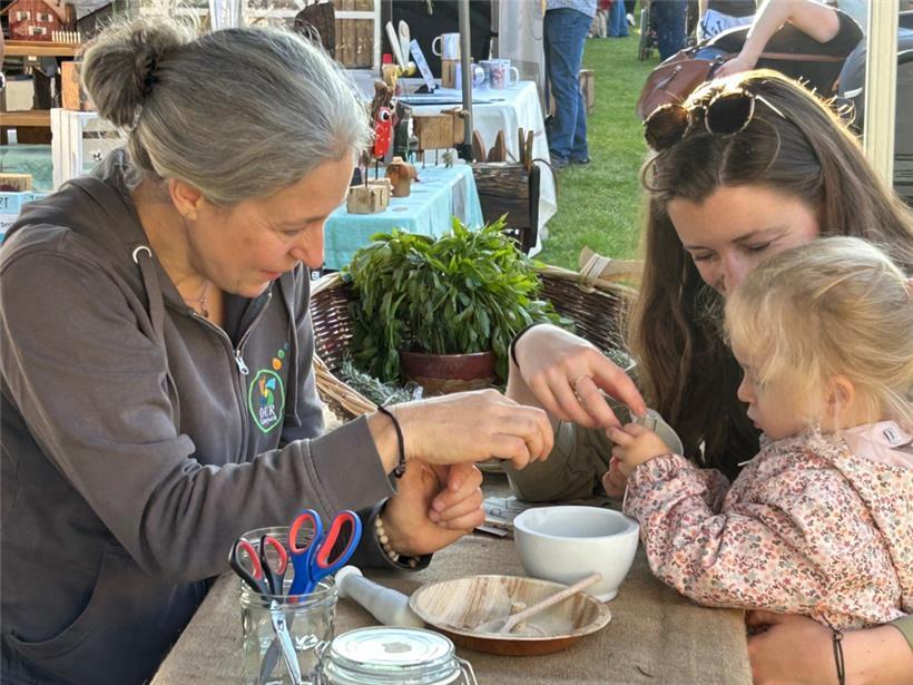 Jenny Richarz (l.) beim Herstellen eines Gewürzsalzes
