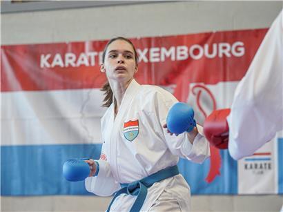 Jenny Warling feiert erfolgreiches Comeback bei Sportevent in Istanbul, jubelnd und zufrieden auf dem Podium