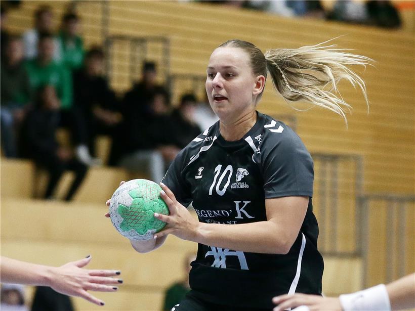Porträt von Jenny Zuk, lächelnde Frau mit braunen Haaren vor neutralem Hintergrund, natürliche Ausstrahlung