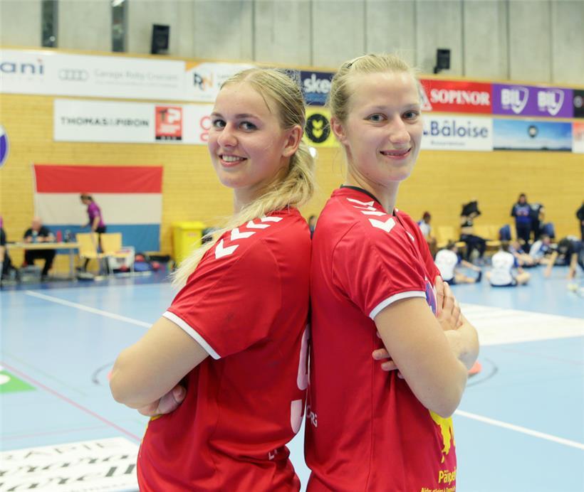 Jenny Zuk (l.) und Joy Wirtz (r.) sind im Trikot der Nationalmannschaft vereint, in der Meisterschaft aber Rivalinnen
