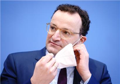 Jens Spahn (CDU), Bundesminister für Gesundheit, nimmt zu Beginn der Pressekonferenz zur Corona-Lage im Lockdown die FFP2-Maske ab. 

