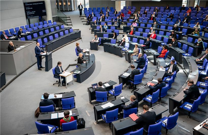 Jens Spahn (CDU), Bundesminister für Gesundheit, spricht bei der 154. Sitzung des Bundestags. Um die Ansteckungsgefahr durch das Coronavirus zu minimieren, bleiben jeweils zwei Plätze zwischen den Bundestagsabgeordneten frei. 

