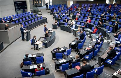 Jens Spahn (CDU), Bundesminister für Gesundheit, spricht bei der 154. Sitzung des Bundestags. Um die Ansteckungsgefahr durch das Coronavirus zu minimieren, bleiben jeweils zwei Plätze zwischen den Bundestagsabgeordneten frei. 
