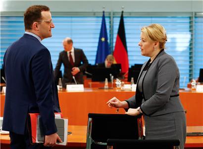 Jens Spahn (CDU, l.), Bundesgesundheitsminister, und Franziska Giffey (SPD, r.), Bundesfamilienministerin, unterhalten sich zu Beginn der Sitzung des Bundeskabinetts im Bundeskanzleramt
