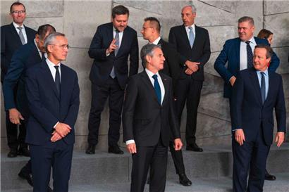 Jens Stoltenberg (l.) mit US-Außenminister Antony Blinken und dem neuen britischen Außenminister David Cameron
