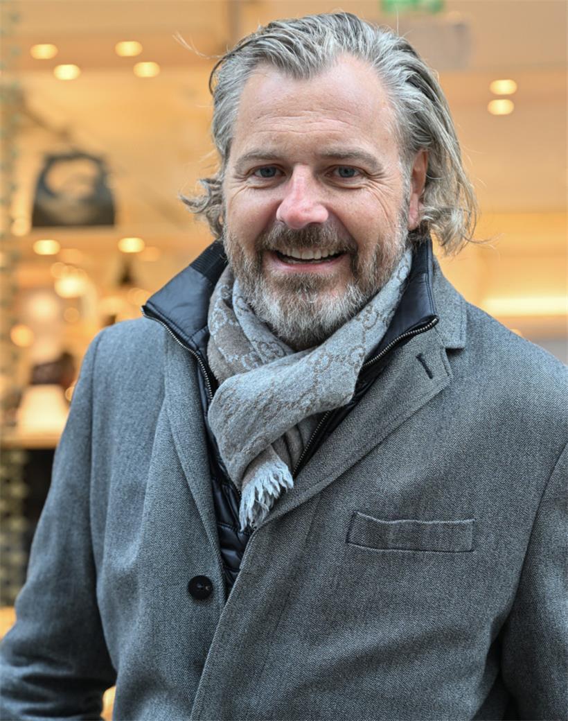 Jeremie Chapotel ist mit der Suche nach den passenden Geschenken gut vorangekommen, muss allerdings noch das Festmenü planen
