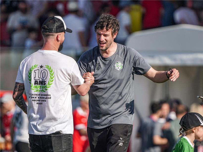 Jérémy Deichelbohrer feiert historischen Einzug von Mondorf in die Conference League Fußball Europa Cup