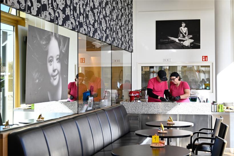 Jeremy und Malou sind dabei, das Gebäck zum Kaffee vorzubereiten
