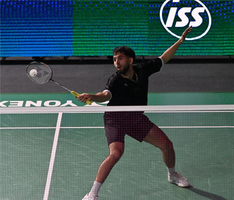 Jérôme Pauquet feiert Satzgewinn im spannenden Tennismatch auf Sandplatz bei Turnier