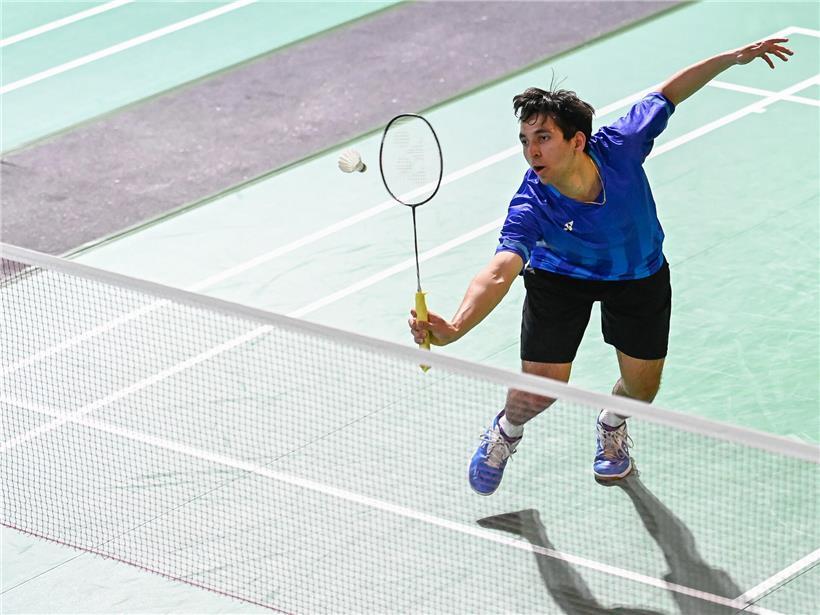 Jérôme Pauquet beim Start der Badminton-EM 2024 in Huelva, Spanien, mit Schläger in Aktion