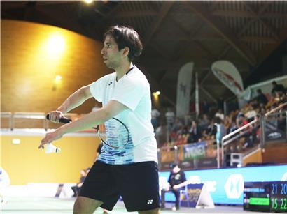 Jerome Pauquet beim Aufschlag im Match der Yonex Luxembourg Open 2024, Badmintonspieler in Aktion