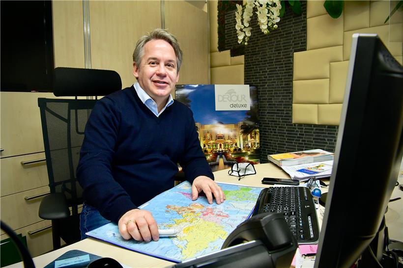 Jerry Geimer in seinem Büro in Esch-Belval. Der 53-Jährige reist gerne und gönnt jedem seine Reise – auch in diesen Zeiten. Nach hohen Verlusten im vergangenen Jahr gehe es 2021 wieder bergauf.
