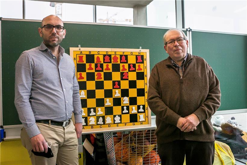 Jerry Hartung, der Präsident des Schachclubs „Le Cavalier“, und Sekretär Jean-Paul Goerens vor einem Übungsbrett  
