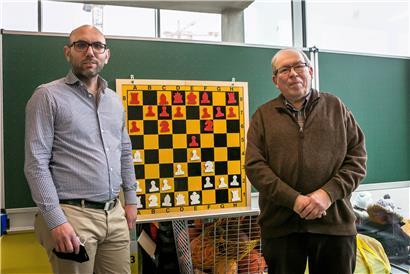 Jerry Hartung, der Präsident des Schachclubs „Le Cavalier“, und Sekretär Jean-Paul Goerens vor einem Übungsbrett  
