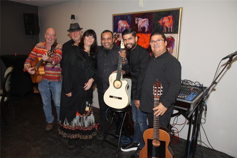Jerry Krier (l.) mit seiner Frau Marianne und Mitgliedern der Gipsy Kings
