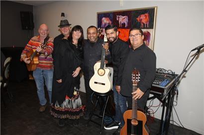 Jerry Krier (l.) mit seiner Frau Marianne und Mitgliedern der Gipsy Kings
