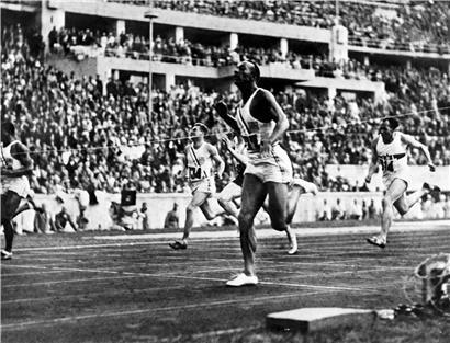 Jesse Owens bei den Nazi-Spielen 1936 in Berlin
