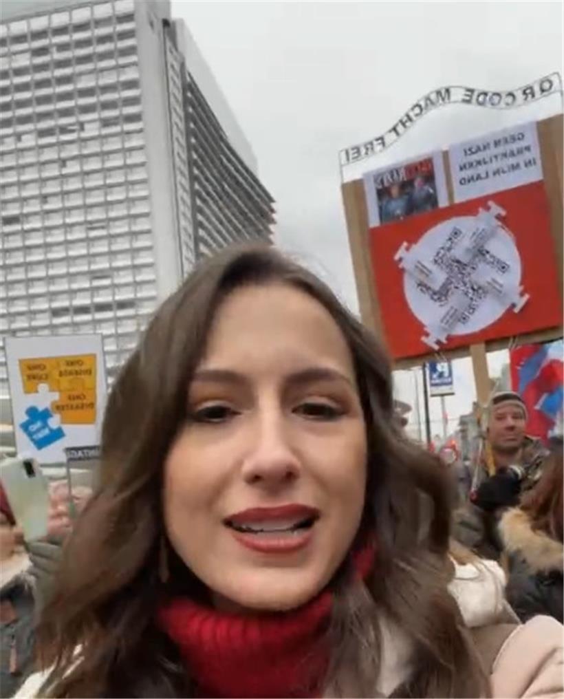 Jessica Polfer wird nicht müde, zu betonen, dass ihr Nazi-Vergleich doch nicht so gemeint war: Dafür marschiert sie auf der Demo in Brüssel vor einem Zeichen, das den Holocaust verharmlost
