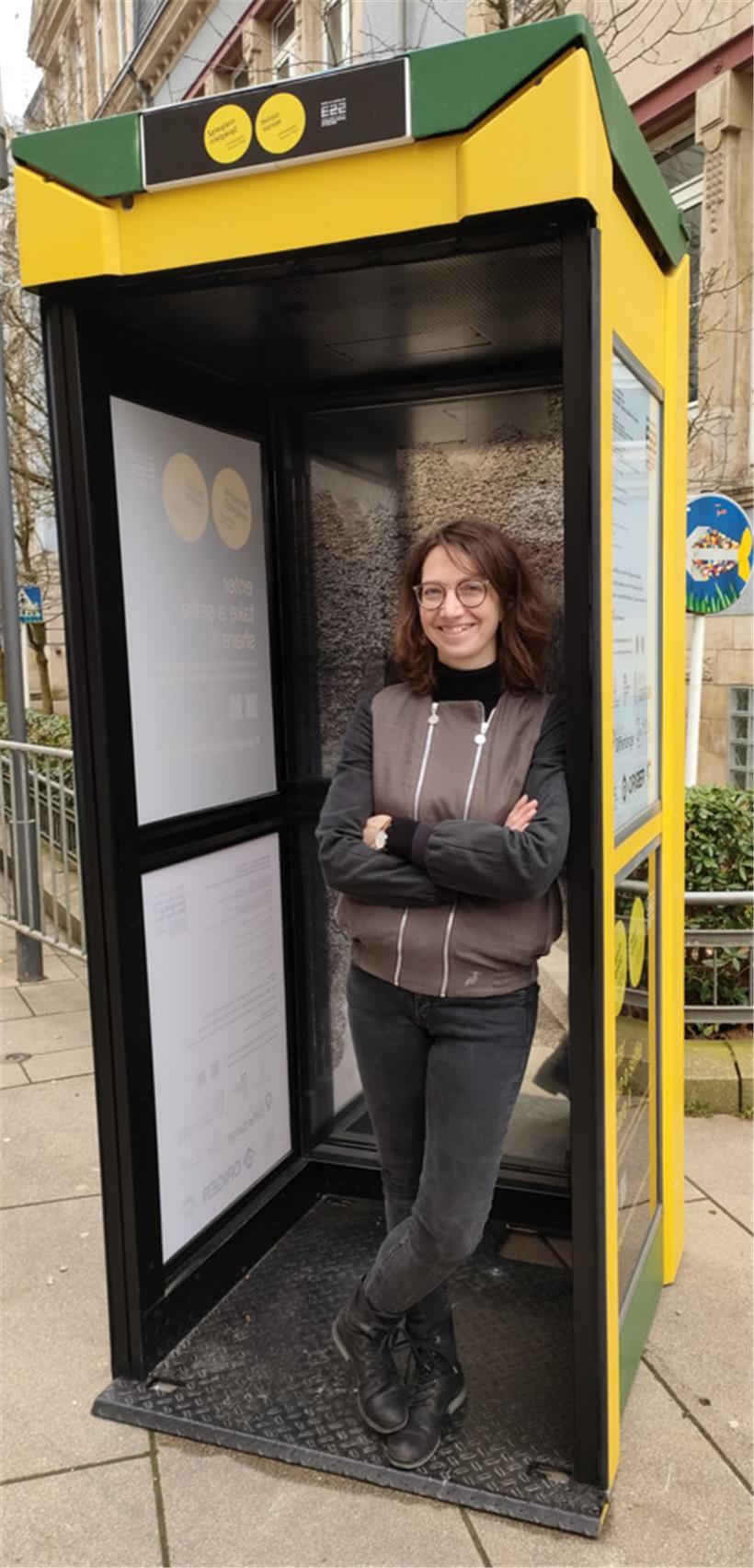 Jessica Theis in der Fotokabine am Escher Brillplatz
