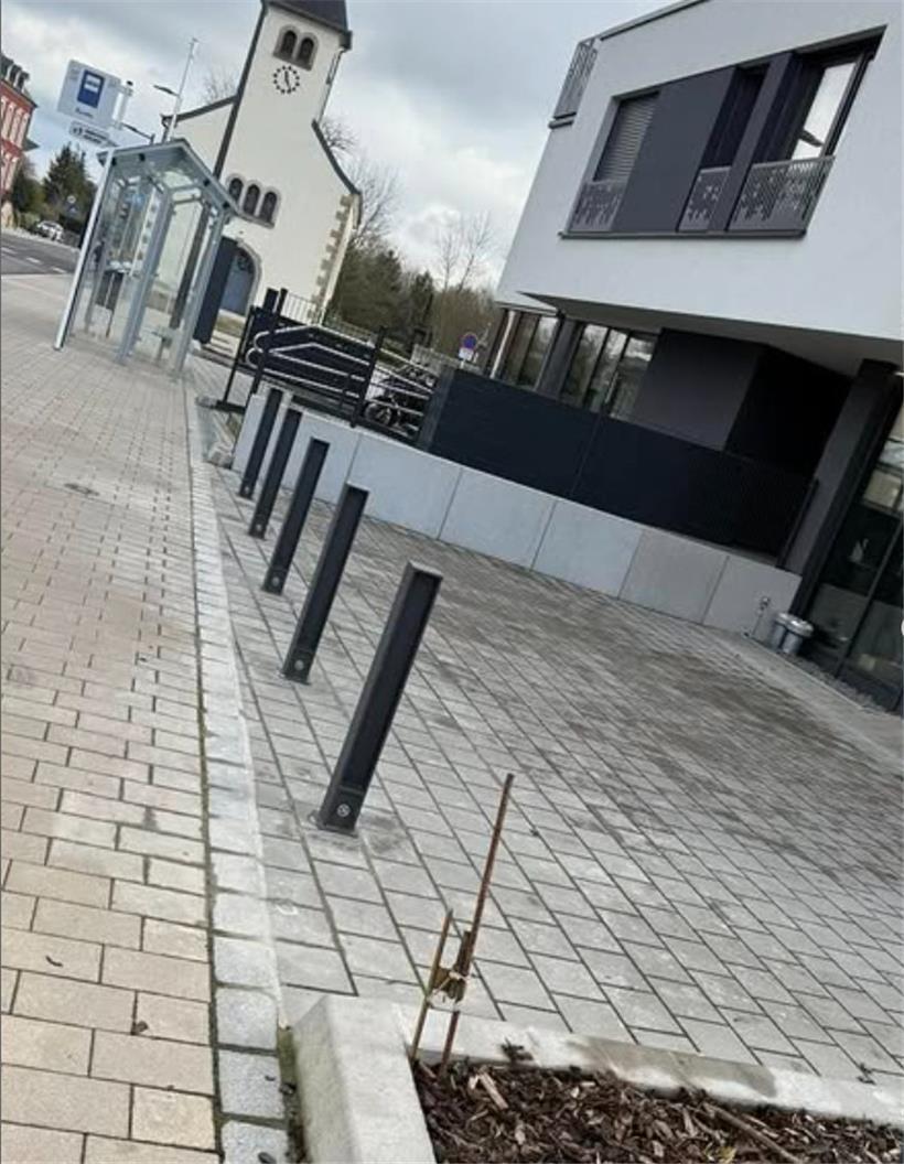 Jetzt verhindern Metallpfosten die Nutzung der Fläche