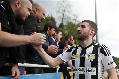 Jeunesse-Eigengewächs David Soares bedankt sich bei den Fans. Der Rekordmeister ist und bleibt der beliebteste Klub Luxemburgs.
