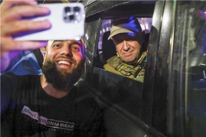 Jewgeni Prigoschin (r.), Eigentümer des Militärunternehmens Wagner Group: Noch schnell ein Selfie mit einem Zivilisten auf einer Straße in Rostow am Don und dann ab ins belarussische Exil
