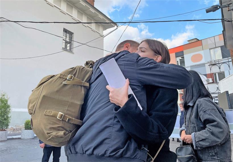 Jewgeni verabschiedet sich von seiner Frau und wird sogleich in einen Bus gebracht. Es geht ins Militärcamp.
