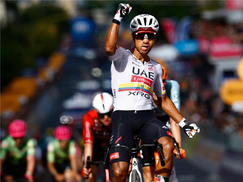 Jhonatan Narvaez jubelt siegreich beim Gewinn der 4. Etappe des Giro d’Italia 2026 an der Ziellinie